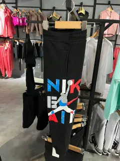 mono jordan rojo con azul