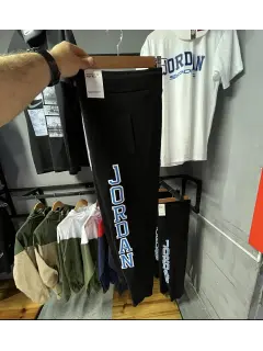 mono jordan letras azules