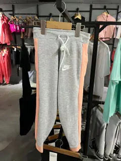 Mono niña gris y rosado