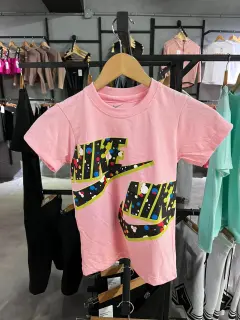 Franela rosada nike puntos de colores