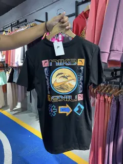 Franela el delfin negra