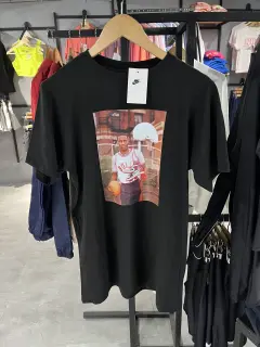 jordan retro 1 colagando negra