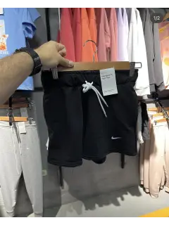 short nike negro de la coma blanca