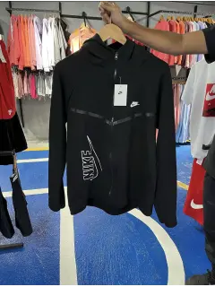 Chaqueta tech negra delineada