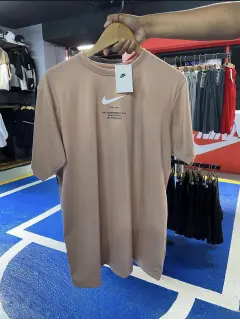 Franela swoosh hueso