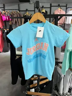 franela celeste jordan niña