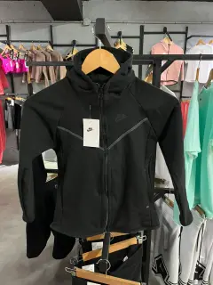 chaqueta tech niño negra