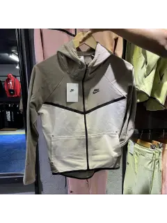 chaqueta tech dama beige con marrón.