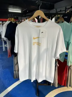 Franela swoosh blanca