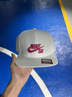 Gorra blanca y letras fucsia SB