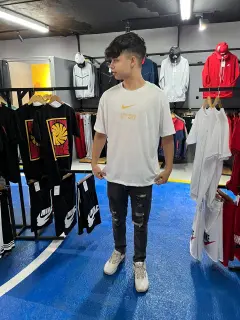 Franela swoosh blanca