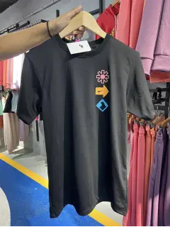 Franela el delfin negra