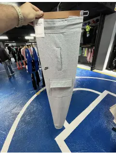 mono bolsillo a los lados