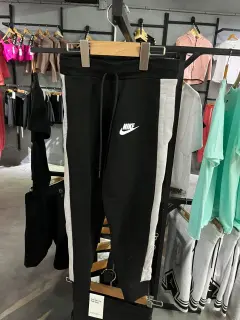 Mono gris y negro niño