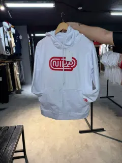 sweater blanco estampado rojo