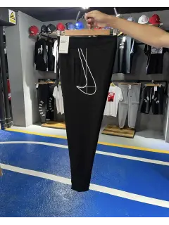mono delineado negro