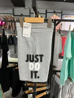 short just do it niño gris