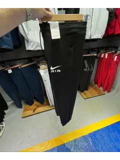 mono nike air letras grandes negro