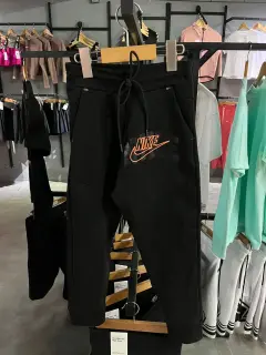 mono negro mono naranja niño