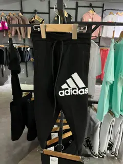 Mono adidas negro logo grande