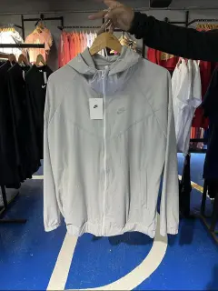 chaqueta dry fit gris claro